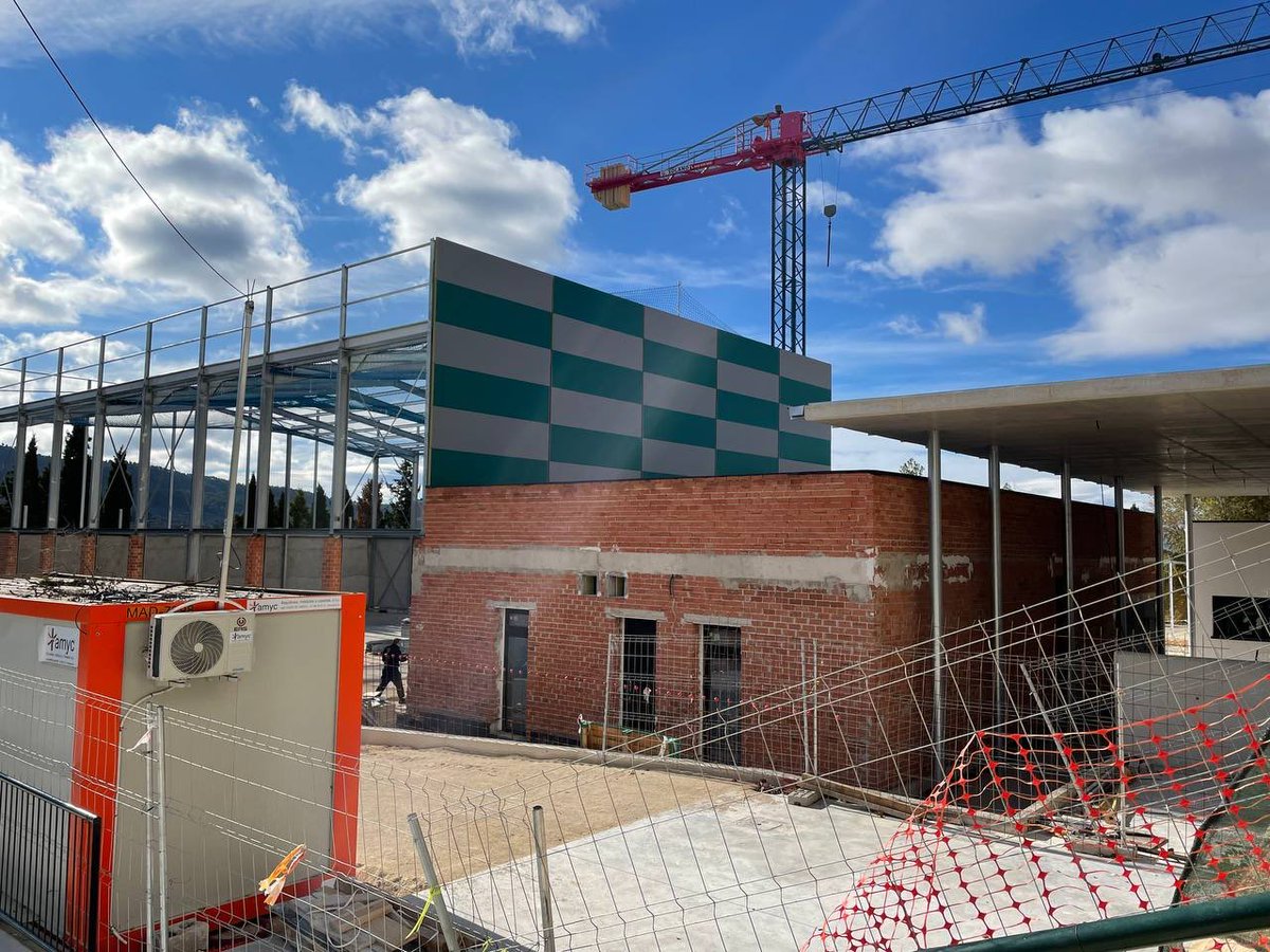 VicentMarza's tweet photo. Bon dia i bon divendres! 
Acabem la setmana i el mes electoral amb més feina feta:
97. Escola Madre Felicidad - Ibi 🏗️
98. Escola Poeta Pla i Beltran - Ibi ✅
99. Escola Mare de Déu - Biar 🏗️
100. Escola Sant Joan de Moró 👩🏼‍💻 https://t.co/n0UrM01fDw
