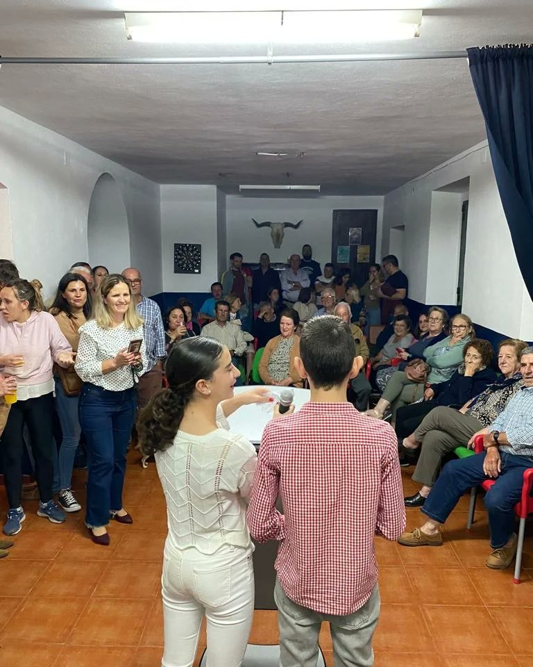 psoe_aroche's tweet photo. 🌹 Mitin fiesta en las Cefiñas.
Cuanta buena gente nos arropó anoche, que fuerza, que empuje, que ganas de luchar por su terruño… y tod@s de la mano de Jose Miguel y Jonathan.

Por cierto, todo el protagonismo para nuestros presentadores de excepción, estuvieron brillantes. https://t.co/mH05ei7oFX