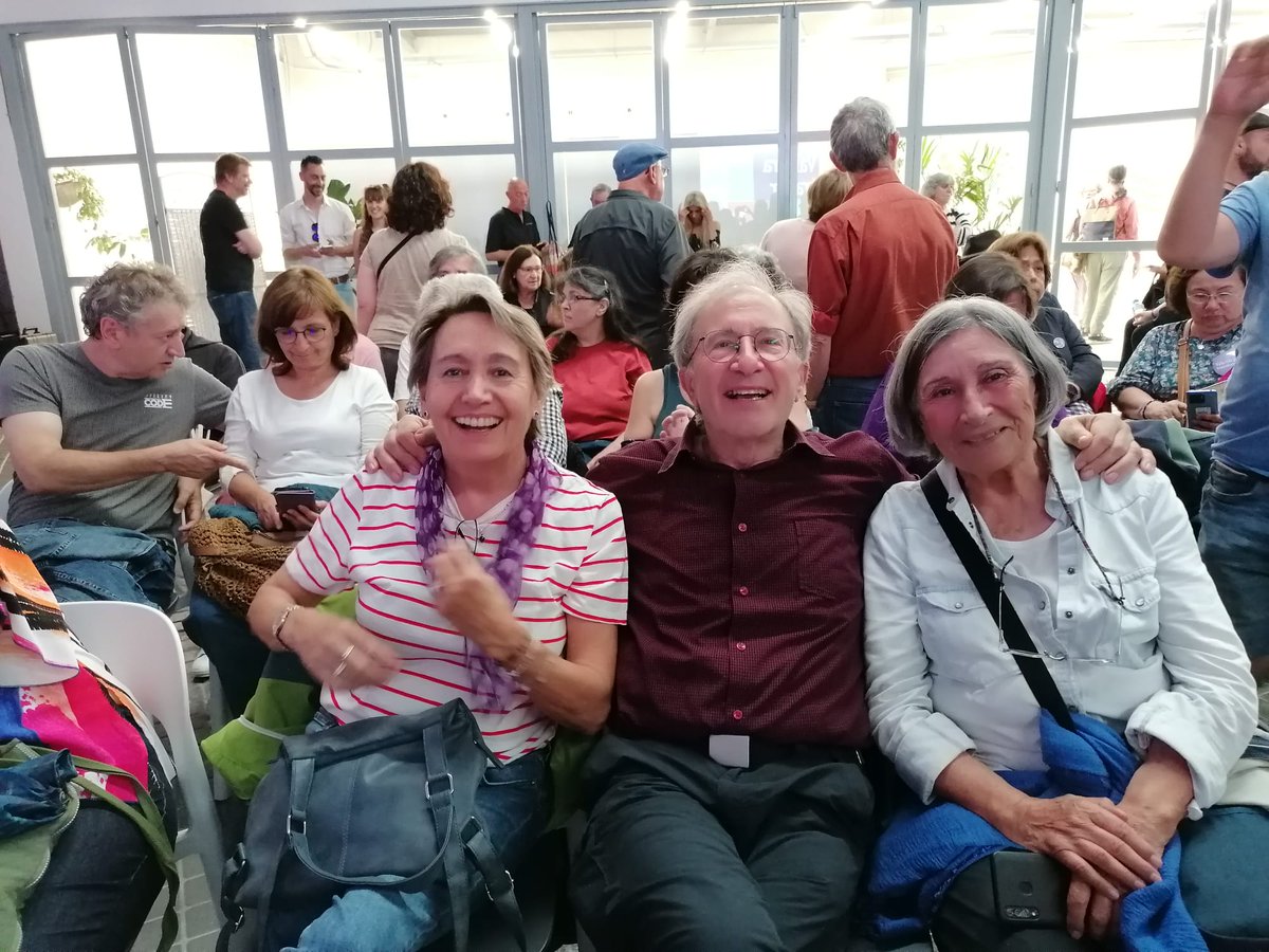 PODEMOSChamartn's tweet photo. Algunos de nosotros tuvimos suerte y pillamos sitio. En primera fila para escuchar a los mejores candidatos para #TransformarMadrid.
#ValentiaParaTransformar
#LaLlaveParaMadrid 💜✊💪🏽 https://t.co/HuiR2mvqUe
