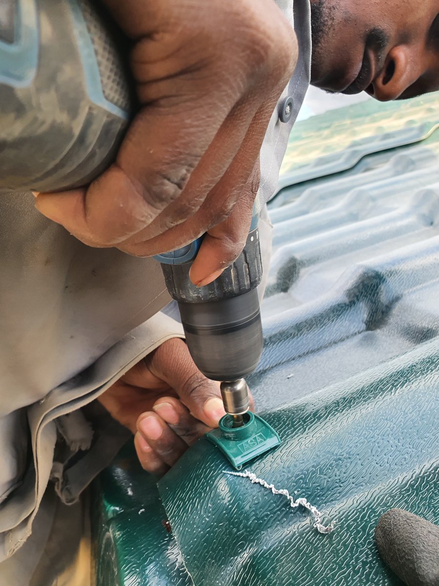 MuwiRoofingTile's tweet photo. This is what we mean when we say the #muwiroofingtile installation process is easy peasy..Work Smart not Hard!
#roofing #roofingcontractor #home #architecture #muwinidawayapaazote #Kikuyus #RigathiGachagua #DennisItumbi #MrPresident #miticsmoseskuria #Sifuna #djfatxo #Kiambu https://t.co/vvxrHbcipL