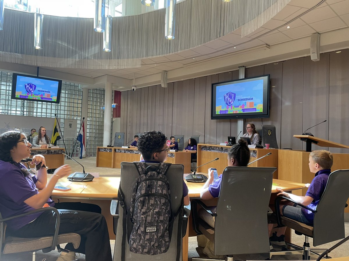 BobbyScheepe's tweet photo. Wat een opkomst bij de #Kindergemeenteraad Schiedam. De genodigden willen graag de adviezen van de KGR horen. Het gaat nu van start. https://t.co/UuRTGqxmIt