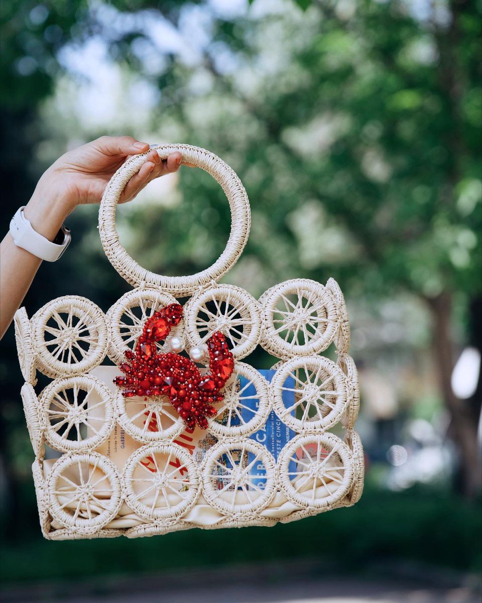 Details make the difference. 👗@georgeta.dinca 

Dress: chicwish.com/knotted-front-…
Bag: chicwish.com/wheel-shaped-w…

#style #summerdress #fashioninspo