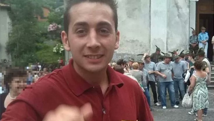 Daniele Salvini, #operaio di 33 anni, è morto schiacciato da un albero nel Comune di  Bagolino (Brescia). La pianta lo ha travolto durante le operazioni di taglio. Daniele, sposato da poco, era padre di un bambino di otto mesi.

La Repubblica
#BastaMortiSulLavoro