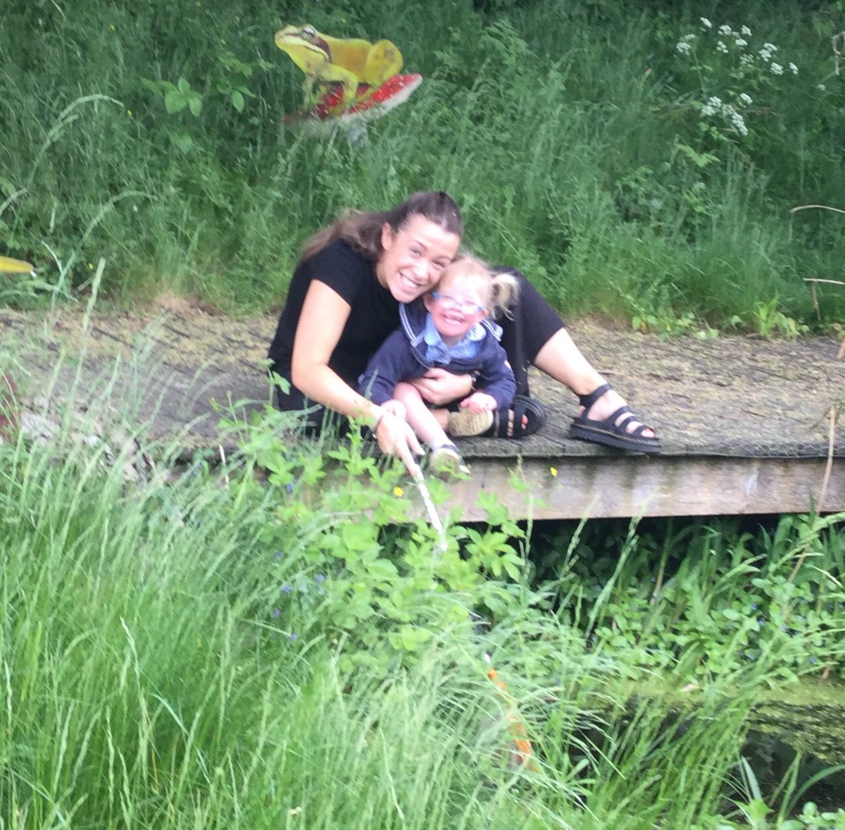 STC_3DH's tweet photo. We loved going to the pond to check out what creatures we could see! What a lovely habitat to have in our school! 🐸 💦 🌷 #Science https://t.co/Zg4hshOqli