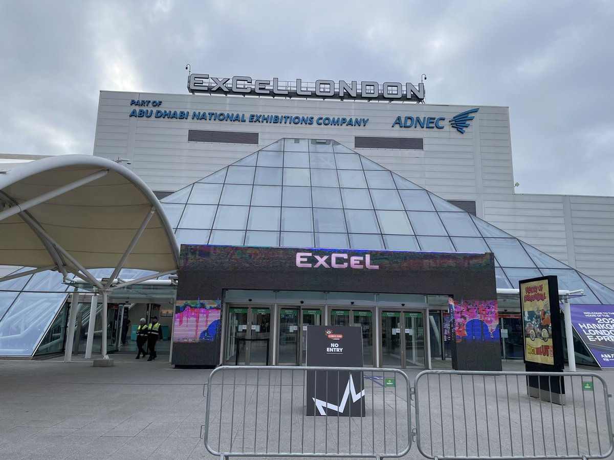 DKSKris's tweet photo. #londoncomiccon
#MCMComicCon  got here early https://t.co/XUPMmwqQZ0
