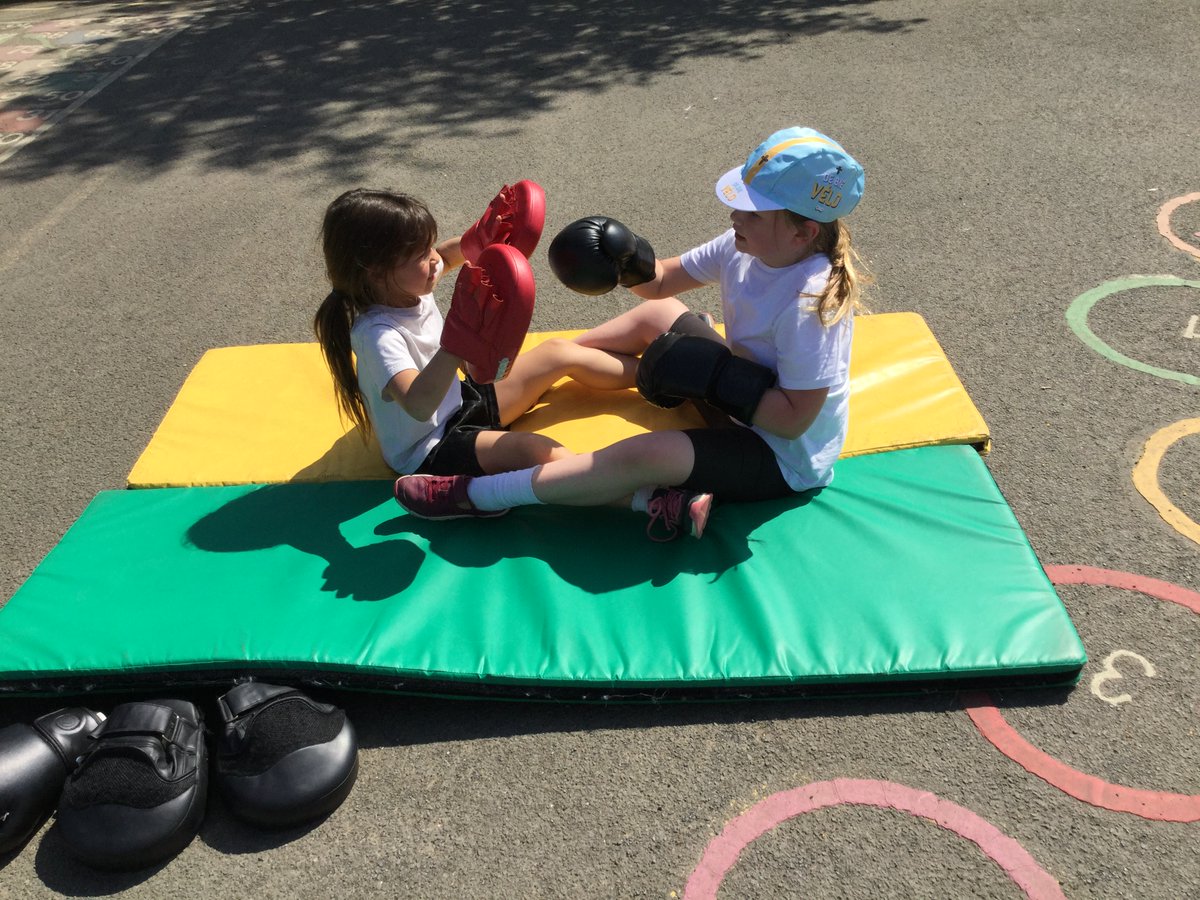 On Wednesday, the school participated in Skip2BFit class sessions hosted by Dave.  Children had an amazing time skipping, boxing, doing circuit training, and enjoying new sports and activities in the sun.  It's a great way to support our children's wellbeing.  Thank you Dave!