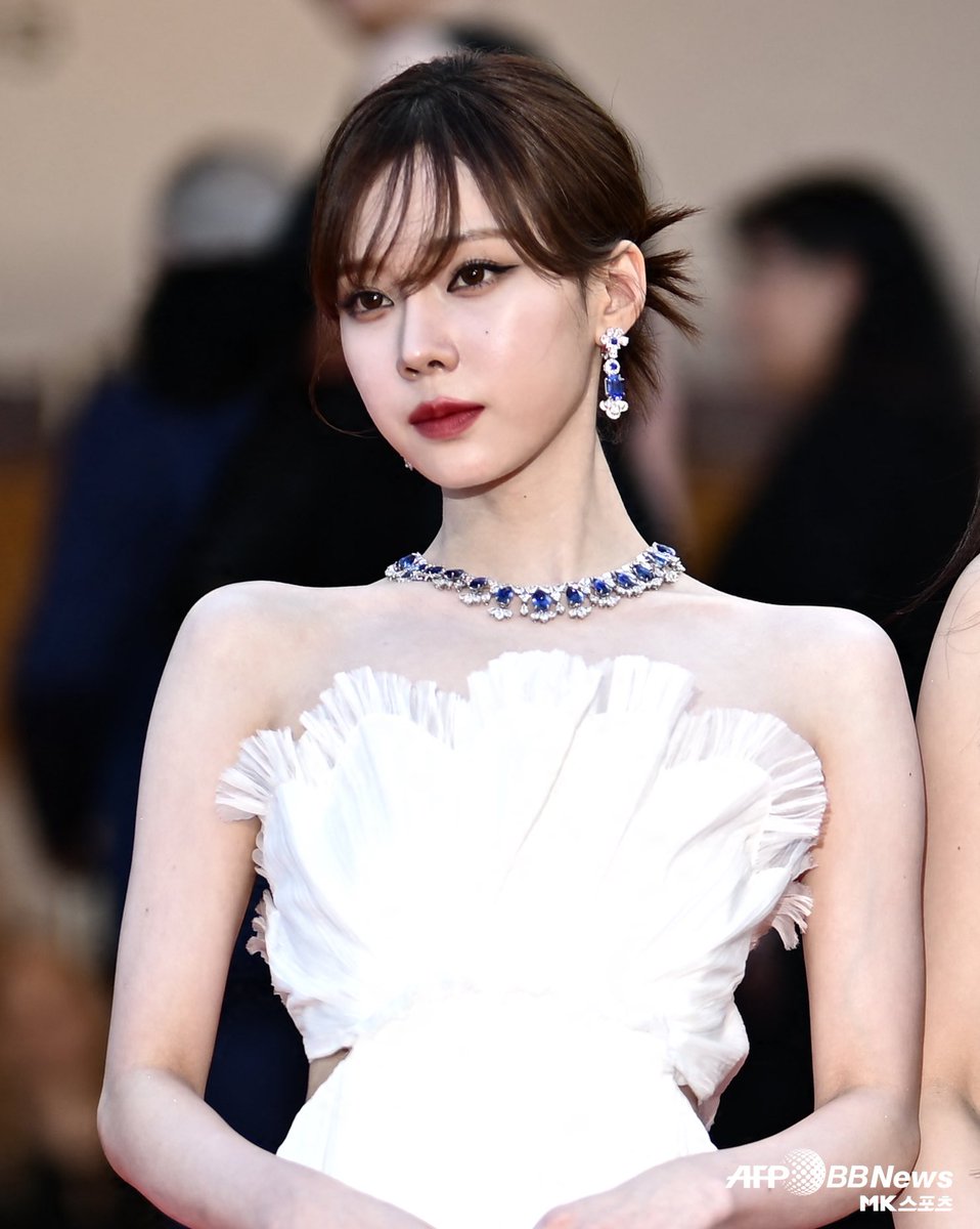 fyuromi's tweet image. ชาวเน็ตเกาหลีพูดถึงการยกไหล่ขึ้นนิดนึงบนพรมแดงของน้องหนาว มันช่วยให้ช่วงไหล่ตั้งฉากและไหปลาร้าสวยขึ้น มองจากด้านล่างเลยดูสง่า พรีเซ้นเครื่องเพชรได้เลิศ คอก็ดูยาวและสวยมาก น้องหนาวไปรอบนี้ปังสุดๆ