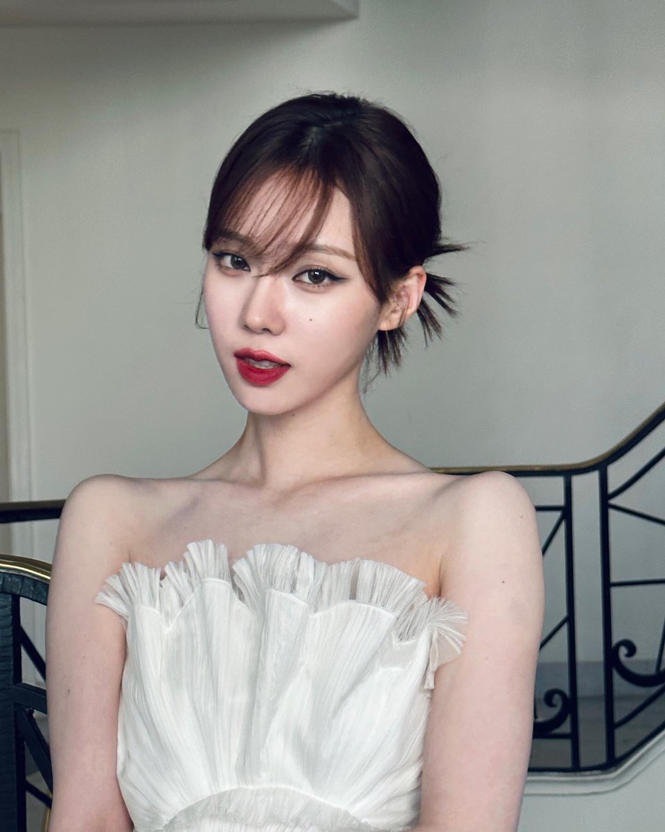 fyuromi's tweet image. ชาวเน็ตเกาหลีพูดถึงการยกไหล่ขึ้นนิดนึงบนพรมแดงของน้องหนาว มันช่วยให้ช่วงไหล่ตั้งฉากและไหปลาร้าสวยขึ้น มองจากด้านล่างเลยดูสง่า พรีเซ้นเครื่องเพชรได้เลิศ คอก็ดูยาวและสวยมาก น้องหนาวไปรอบนี้ปังสุดๆ