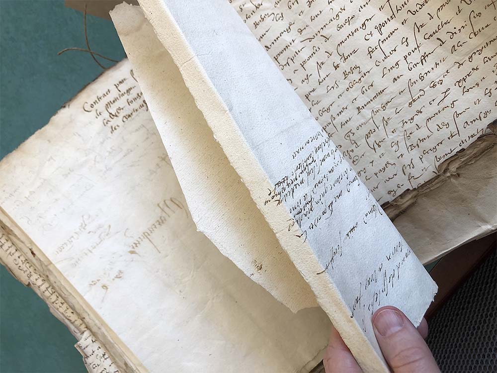 IRHT_CNRS's tweet photo. Une  chercheuse bordelaise de l’IRHT, Evelien Chayes @SionDigit, découvre un autographe  inédit de Montaigne parmi des actes notariés, exhumés pour la première  fois depuis 1583. https://t.co/4KVDLF03U4 https://t.co/b1M7hi2vt5