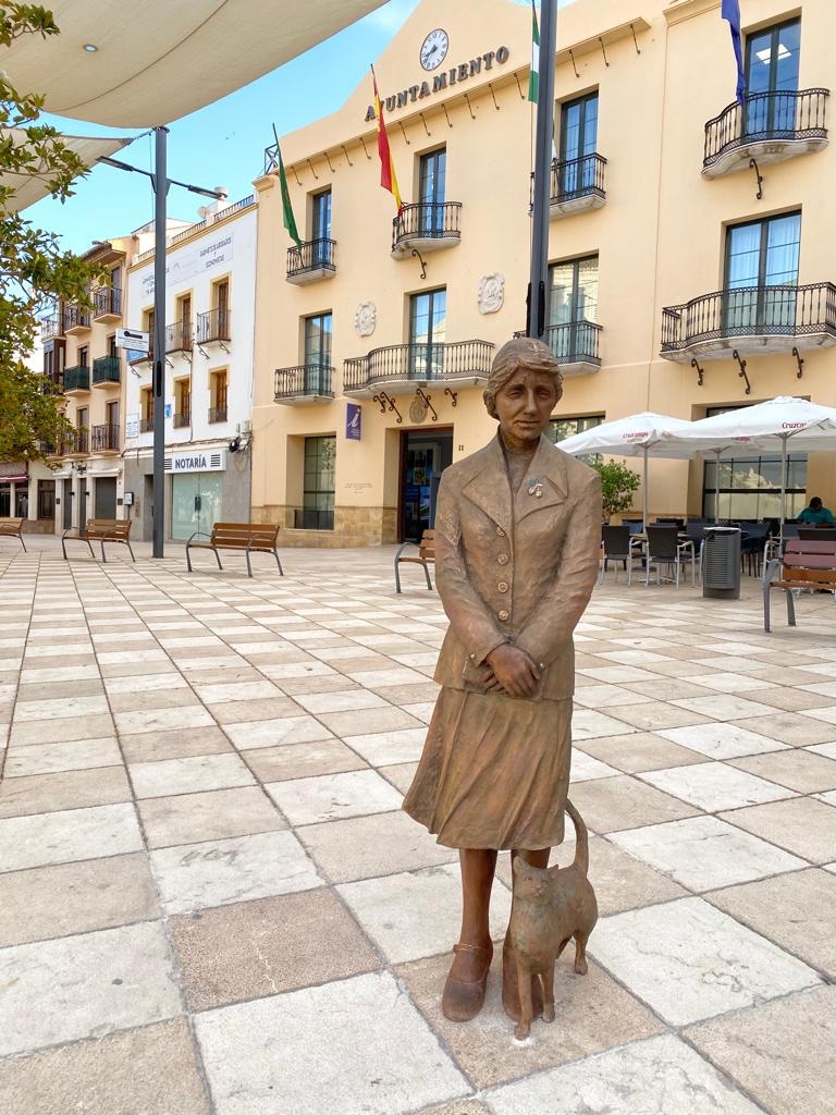 Por fin Vélez-Málaga tiene entre sus esculturas a nuestra pensadora universal, María Zambrano. Uno de los orgullos de nuestra ciudad que podremos ya encontrar a pie de calle en la plaza de las Carmelitas, obra del artista Francisco Martín.