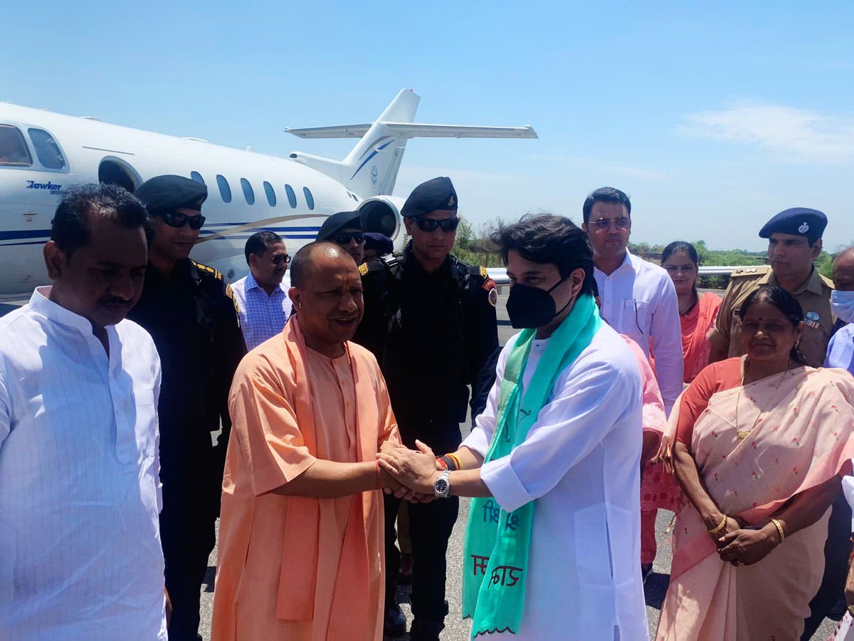 JM_Scindia's tweet photo. सैफई, उत्तर प्रदेश आगमन पर माननीय मुख्यमंत्री श्री @myogiadityanath जी का स्वागत किया।

#Mainpuri #KanpurAirport https://t.co/55sbuidRMl