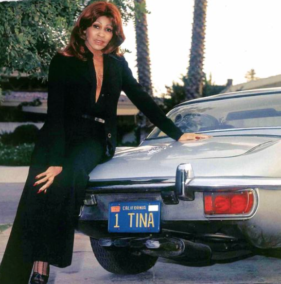 AutoMotoriNet's tweet photo. Tina Turner, grande appassionata di auto... https://t.co/29epr5P8De