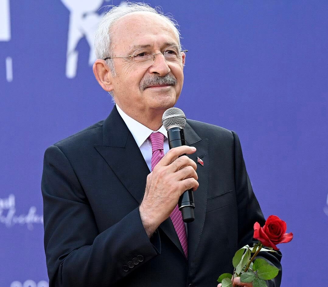 Sandıktan değişim çıkmazsa ekonomide ve demokraside felaket olacak. Artık bu işin üçüncü turu da yok! 

Sayın Kılıçdaroğlu'nu Cumhurbaşkanı yapalım, Türkiye nefes alsın.

Sandığa gidin, 1 nefes için 1 oy verin.