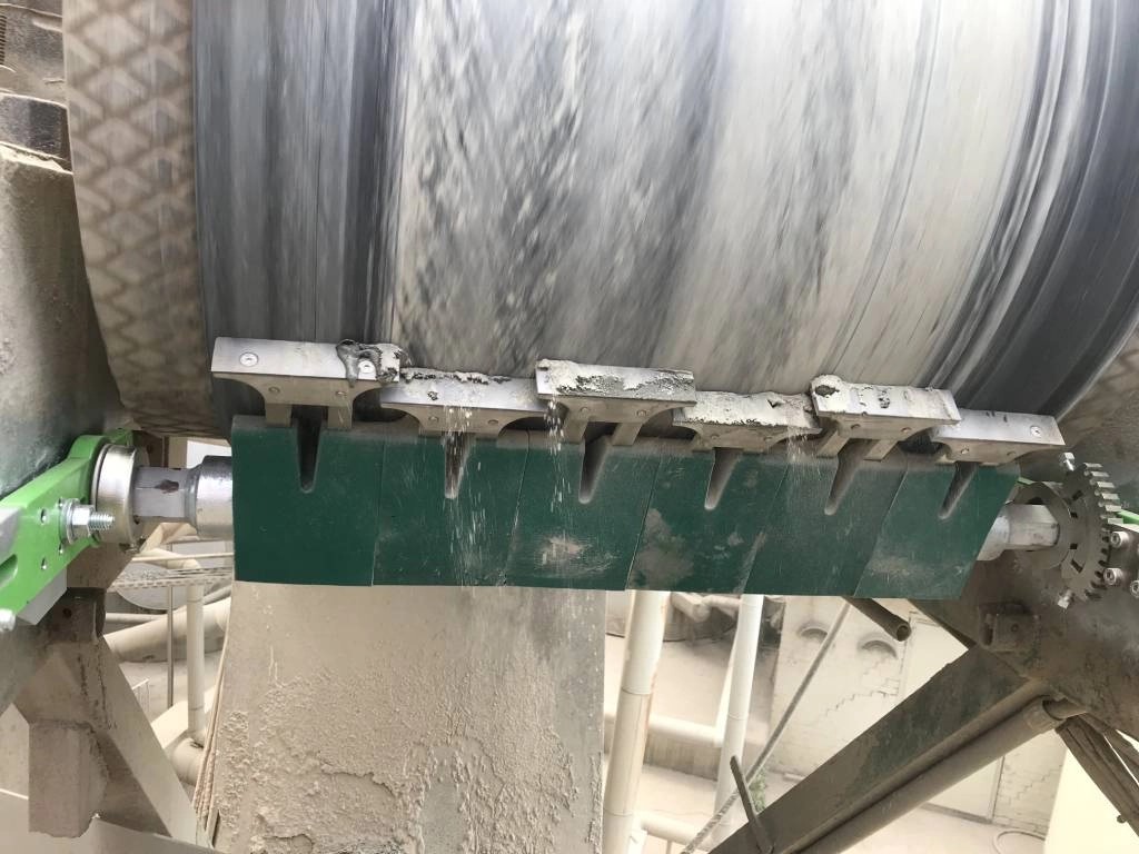 MKVertalingen's tweet photo. #Vakjargonvrijdag Vandaag: #kopschraper EN: head pulley scraper DE: Kopfabstreifer. Geen synoniem voor de psycholoog. Het schraapt vastgekleefde materialen vd transportband. Gevolg: de band gaat langer mee, minder mors &amp; stilstand. Efficiënt&amp;duurzaam @TBKgroup #techniek #vertalen https://t.co/IfmMVyVVhk