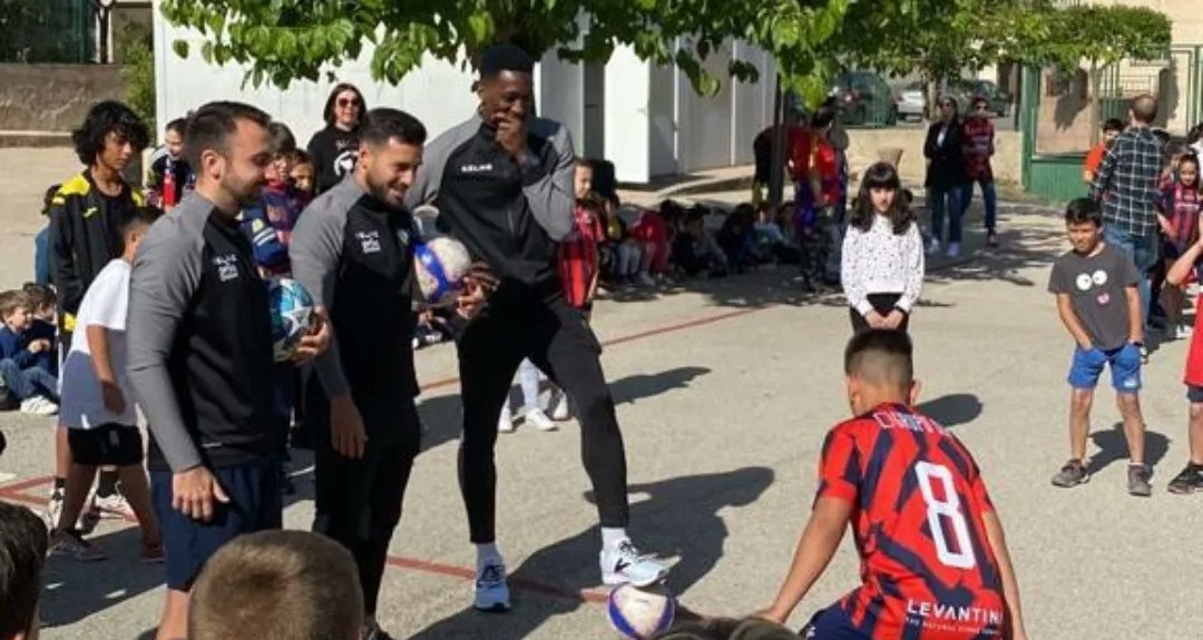 🔵🔴 #ElYeclanoEnElCole 👨‍👧‍👦🏫

🔙📸 El jueves pasado, estuvimos en el CEIP Las Herratillas donde pasamos un gran rato en el patio firmando, hablando y jugando con ellos en su #SemanaCultural 🗓⚽️ ¡Muchas gracias <a href="/AmpaHerratillas/">AMPA Herratillas</a>! 😉🔝

#ManerasDeVivir 🔵🔴