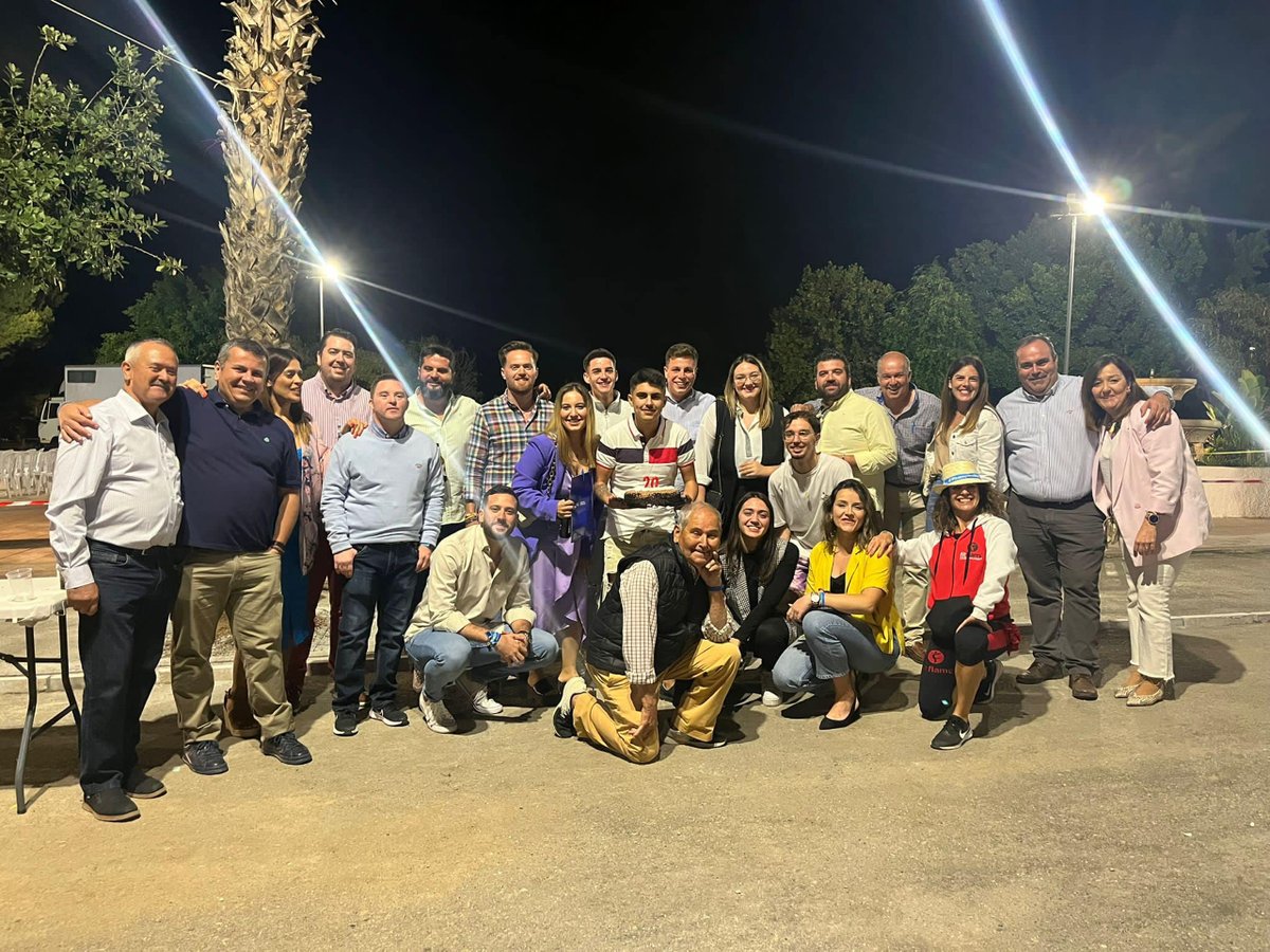 Ayer compartimos la tarde con los vecinos y vecinas de #Cerralba, durante el acto intervinieron nuestros candidatos 5 y 6, María Cordero y Antonio Marín, y contamos con la participación de Fran Oblare, Parlamentario andaluz, y de nuestro candidato a la alcaldía, <a href="/FelixLozanoN/">Felix Lozano</a>