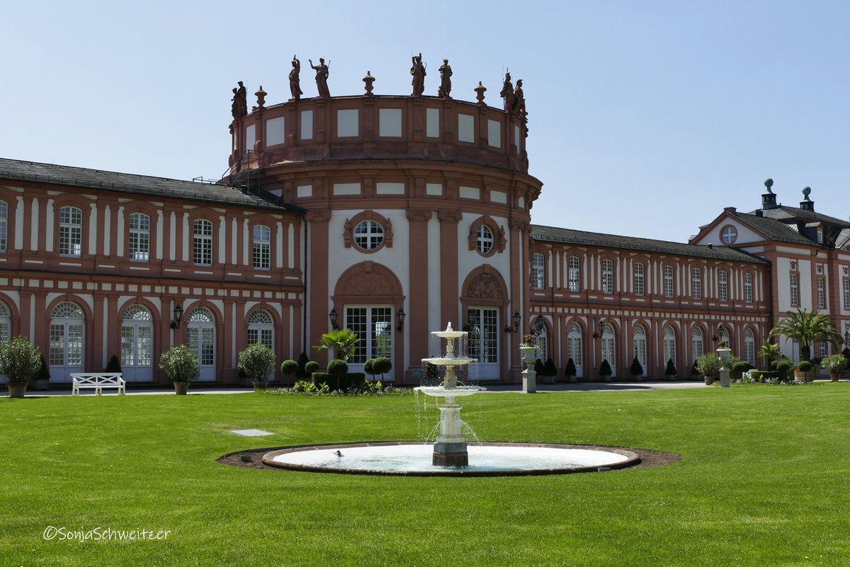 HessenSonja5767's tweet photo. Bei Schloss Biebrich........................ #Ausflugsziel #Ausflugstipp #Schloss #Biebrich #SchlossBiebrich #Park #Mosburg #Alexandersittiche #Landeshauptstadt #Rhein #Wiesbaden #Hessen #Germany https://t.co/hHj7ciFEgm