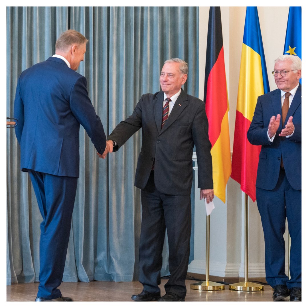 StiftungVerbund's tweet photo. Bundespräsident #Steinmeier besuchte im Rahmen seines Staatsbesuchs gemeinsam mit dem rumänischen Staatspräsident @KlausIohannis die #DeutscheMinderheit
#StiftungVerbundenheit #Rumaenien #DFDR #FDGR https://t.co/ElNRWqjxaV