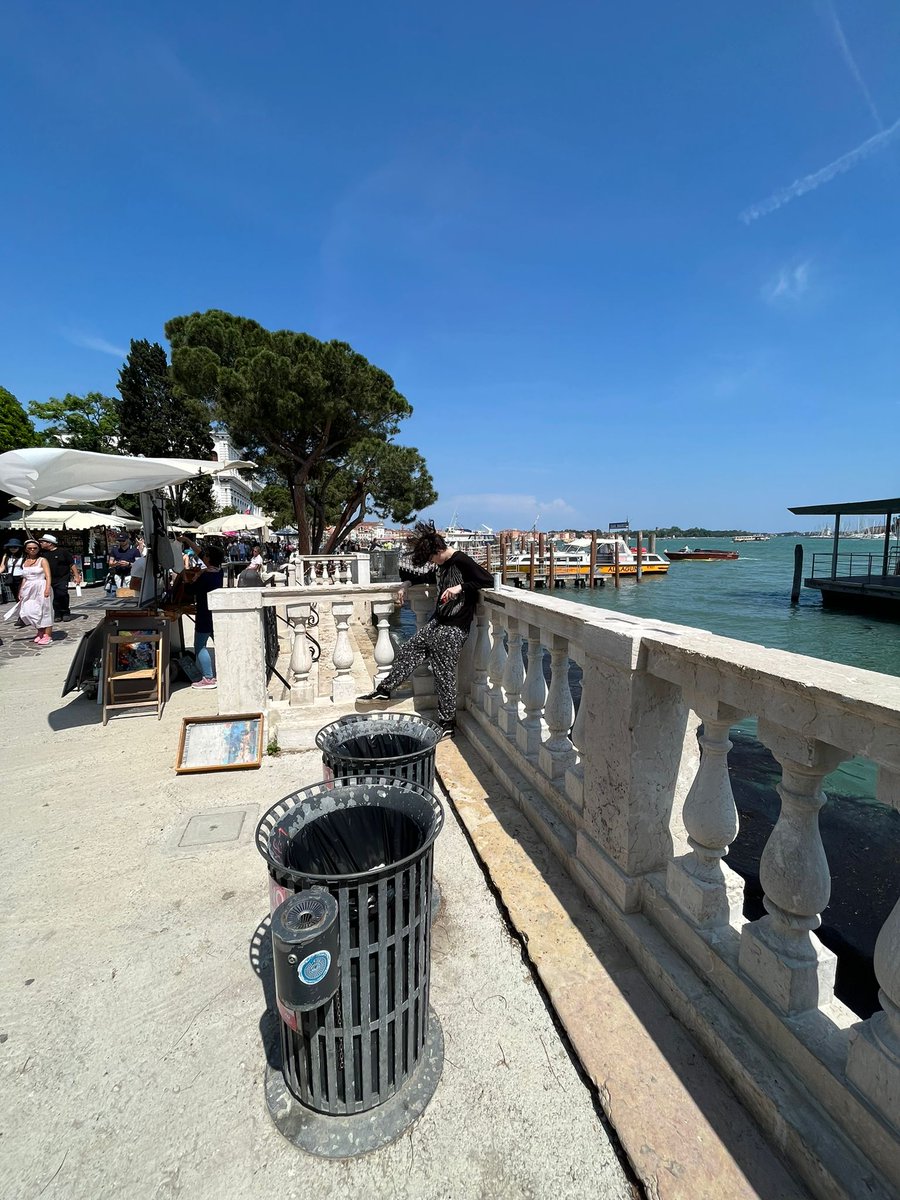 Marczukii's tweet photo. Emo in Venedig https://t.co/rhLPXKAS1x