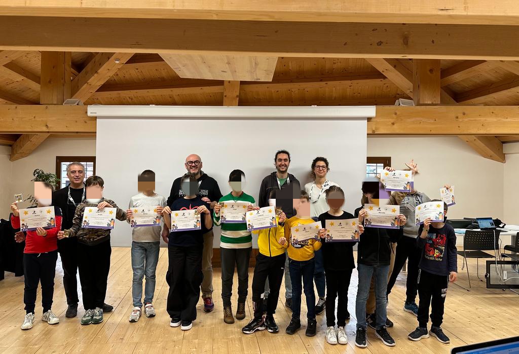 coderdojobv's tweet image. La nostra caccia al tesoro è stata un successo. Grazie a @scratch abbiamo realizzato un cifrario di Cesare per decifrare gli indizi e scovare i libri nascosti. Eccoli i nostri ninjas con i loro diplomi di partecipazione!
Grazie ai nostri mentor! Ci vediamo dopo l'estate!