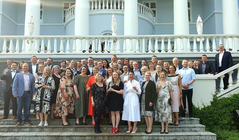 Upea Menestyksen Strategiat joukko iloisissa tunnelmissa ohjelman päätösjaksolla. Yhteinen matka alkoi lokakuussa Jyväskylästä ja päättyy Tampereen, Helsingin ja Barcelonan kautta Porvooseen. Parhaat onnittelut! #jyuemba #menestyjohtajana #johtaminen