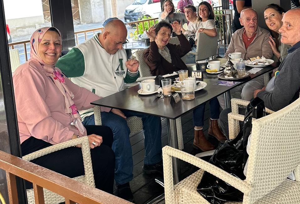 PlenaCeuta's tweet photo. Personas usuarias de Plena inclusión Ceuta, junto a profesionales de apoyo, disfrutaron ayer de un desayuno, un paseo y un almuerzo. https://t.co/km4asTOPLZ