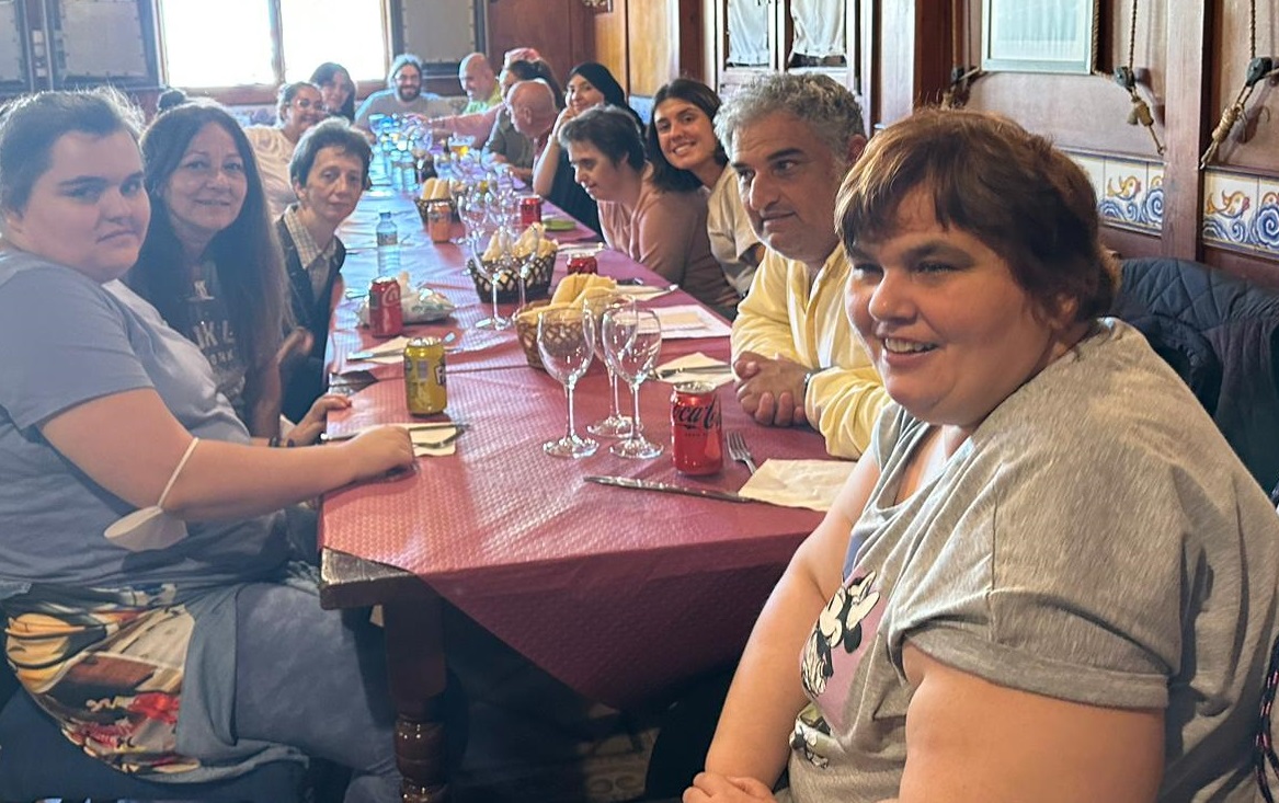 Personas usuarias de Plena inclusión Ceuta, junto a profesionales de apoyo, disfrutaron ayer de un desayuno, un paseo y un almuerzo.
