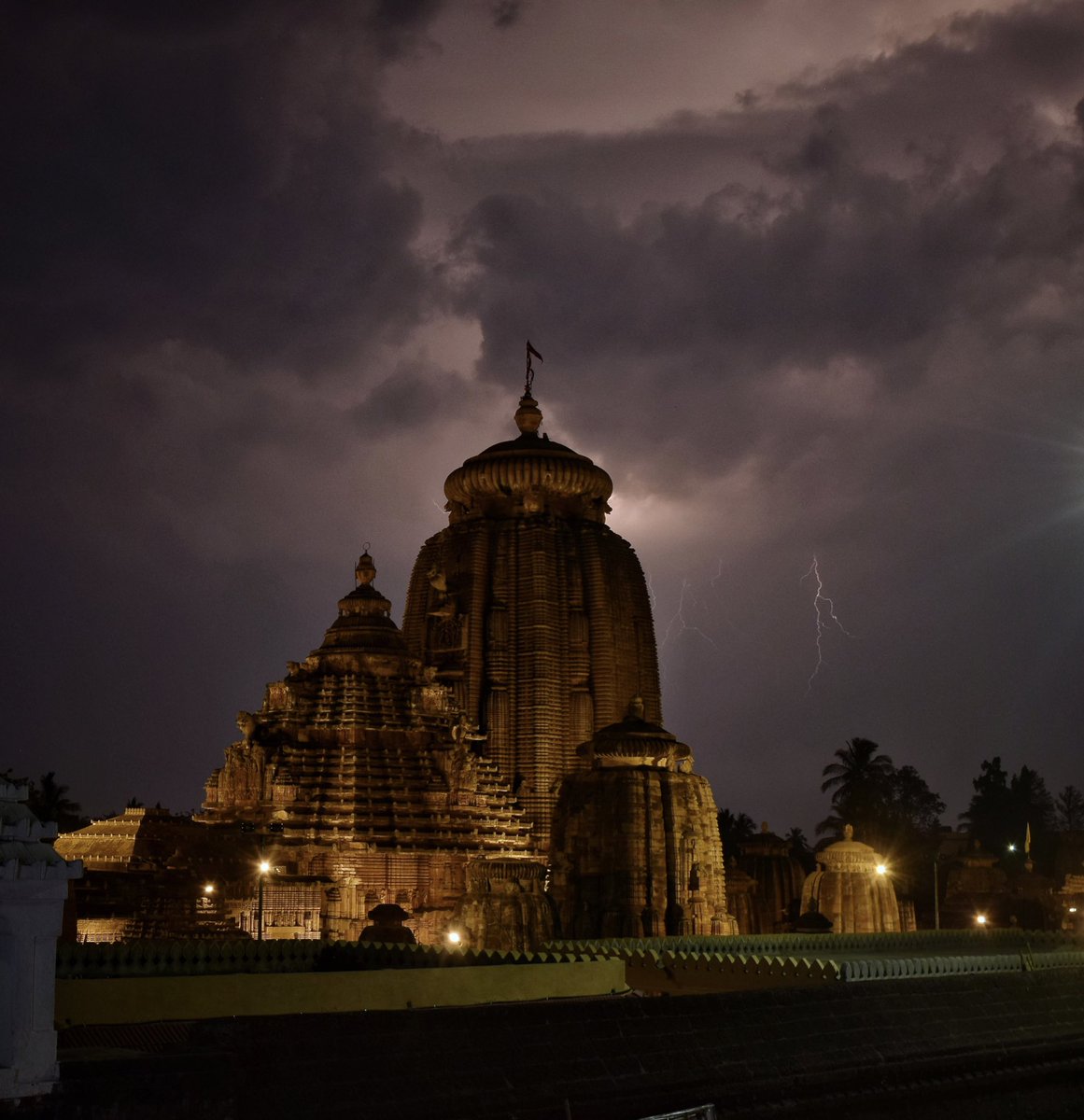 ChaloOdisha's tweet photo. An Electrifying Lightning Strike at Lingaraj Temple ⚡️🤩 One of the oldest temples in Bhubaneswar, Odisha ❤️🙏🔥

A magnificent Picture by Sameeran Panda
#chaloodisha #odisha #odishatourism #lingarajtemple #shiva #lordshiva #Bhubaneswar #HarHarMahadevॐ https://t.co/DGSEw8cMZq