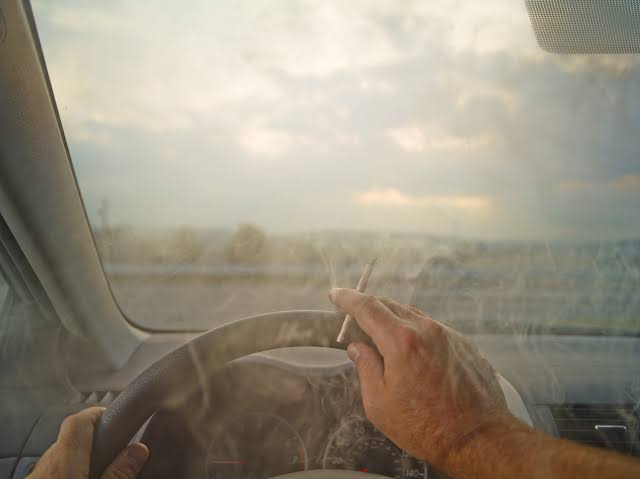 Sparzito_'s tweet photo. What's your opinion on smoking weed &amp; driving Yes/No ? https://t.co/JOv30wxDvE