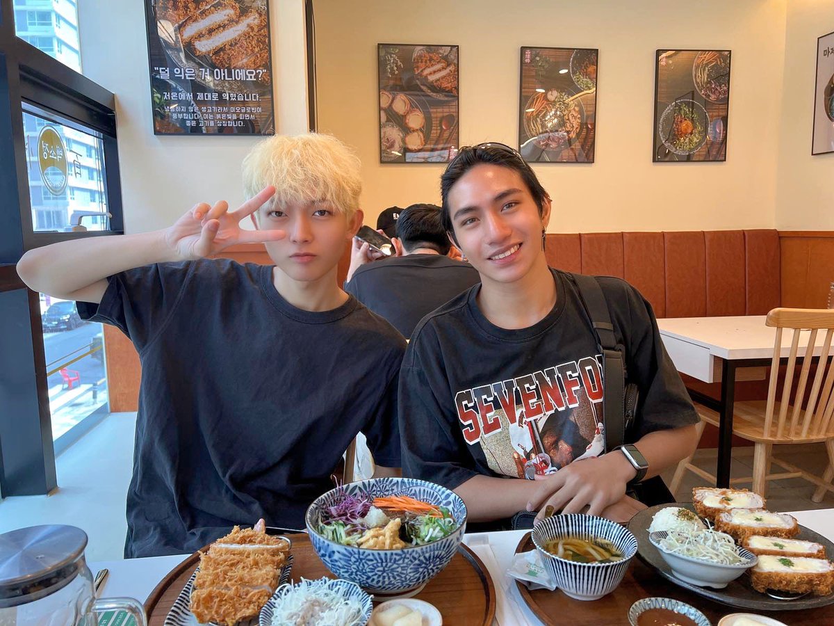 1stoneOfficial's tweet photo. Hey ForOne! How's your day going? 🍽️

We had an amazing time sharing a delightful lunch with the talented drama team of Hanyang. 🌟 

Stay tuned for more exciting updates from us❗️

#WujuBakery #1stone #ForOne #1stone_Alpha #1stone_Jayson #HanyangInternational @Hanyang_int https://t.co/lGDB6XozKh