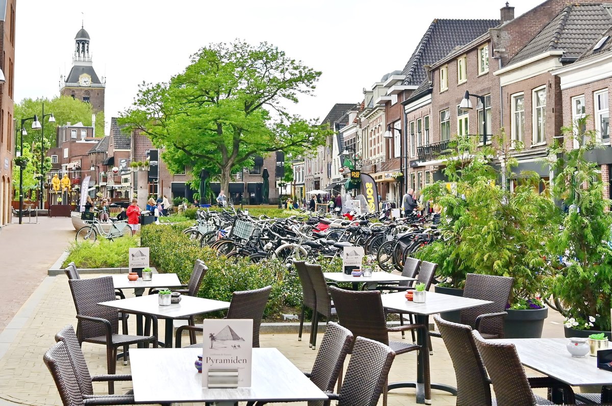 Onlangs heeft gedeputeerde <a href="/HenkBrinkDr/">Henk Brink</a> samen met wethouder Robin van Ulzen het vernieuwde Prinsenplein in Meppel geopend. Vanuit het Regiostedenfonds van de provincie Drenthe is een bijdrage geleverd aan de herinrichting van het plein➡️  tinyurl.com/3t7264ct