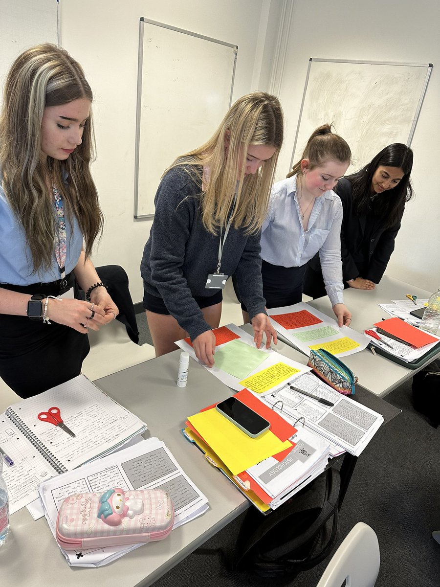 HolyportPsych1's tweet photo. Year 12 worked collaboratively on essay construction yesterday, in preparation for their University Prediction Exams after half term! 
Some excellent work was produced - well done year 12! 🧠#teamworkmakesthedreamwork https://t.co/M10oiJBz85