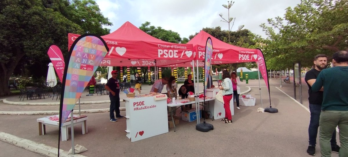 EnrCasanova's tweet photo. Acabem setmana i campanya. Explicant les propostes socialistes per a la pròxima legislatura.
#SalvemElParcPau
#EivissaAvança
#AgustinetPresident
#RafaAlcalde https://t.co/g8t2DcoQ2y