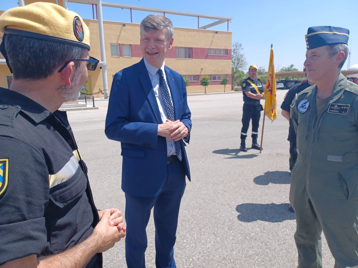 Defensagob's tweet image. Ayer por la mañana, auditores del Instituto de altos estudios del ministerio de interior @IHEMI_fr de Francia visitaron el #BIEM2 de @UMEgob para conocer su labor diaria y las actividades y adiestramientos conjuntos que hacen con sus compañeros de #FORMISC.
🇫🇷🤝 🇪🇦
#ParaServir