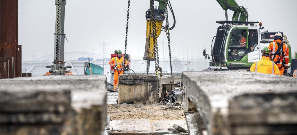 "Willen we de consequenties van klimaatverandering nog verzachten, dan moeten we voor onze kunstwerken duurzame oplossingen vinden." Maya Sule, programmamanager transitiepad kunstwerken <a href="/Rijkswaterstaat/">Rijkswaterstaat</a>, heeft maar één boodschap: het roer moet om! cementonline.nl/bauhaus-100-ja…