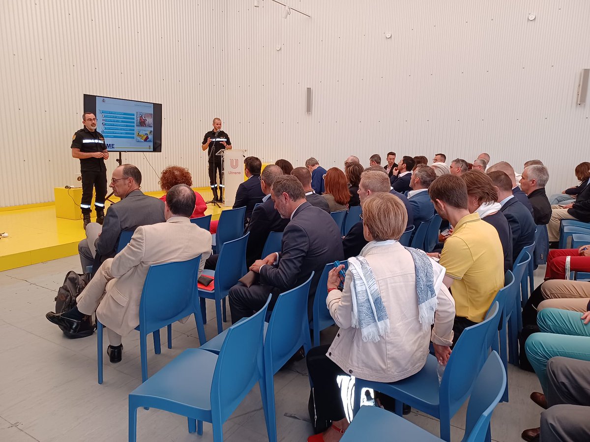 Defensagob's tweet image. Ayer por la mañana, auditores del Instituto de altos estudios del ministerio de interior @IHEMI_fr de Francia visitaron el #BIEM2 de @UMEgob para conocer su labor diaria y las actividades y adiestramientos conjuntos que hacen con sus compañeros de #FORMISC.
🇫🇷🤝 🇪🇦
#ParaServir