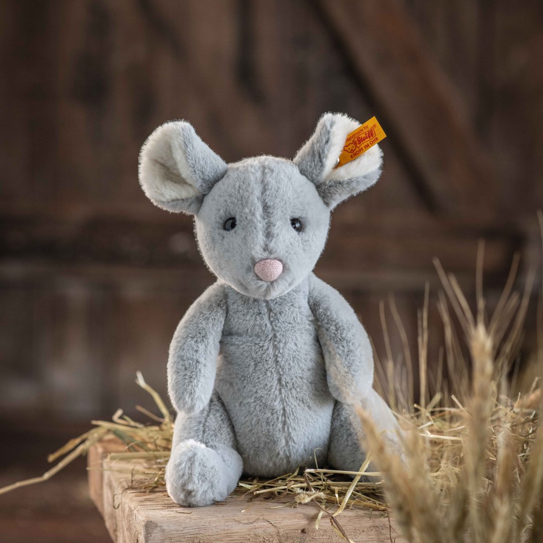 The little mouse wants nothing more than to be cuddled! Oh well... maybe a piece of cheese to go with it? 🐭🧀

Available now: teddybear.land/cheesy-mouse

#Steiff #teddys #toys #cuddle #softcuddlyfriends #teddybear #Collectables #CollectThemAll #BearCollectables #teddybearland