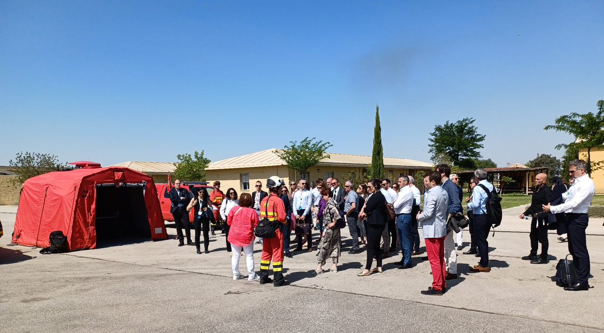 Defensagob's tweet image. Ayer por la mañana, auditores del Instituto de altos estudios del ministerio de interior @IHEMI_fr de Francia visitaron el #BIEM2 de @UMEgob para conocer su labor diaria y las actividades y adiestramientos conjuntos que hacen con sus compañeros de #FORMISC.
🇫🇷🤝 🇪🇦
#ParaServir