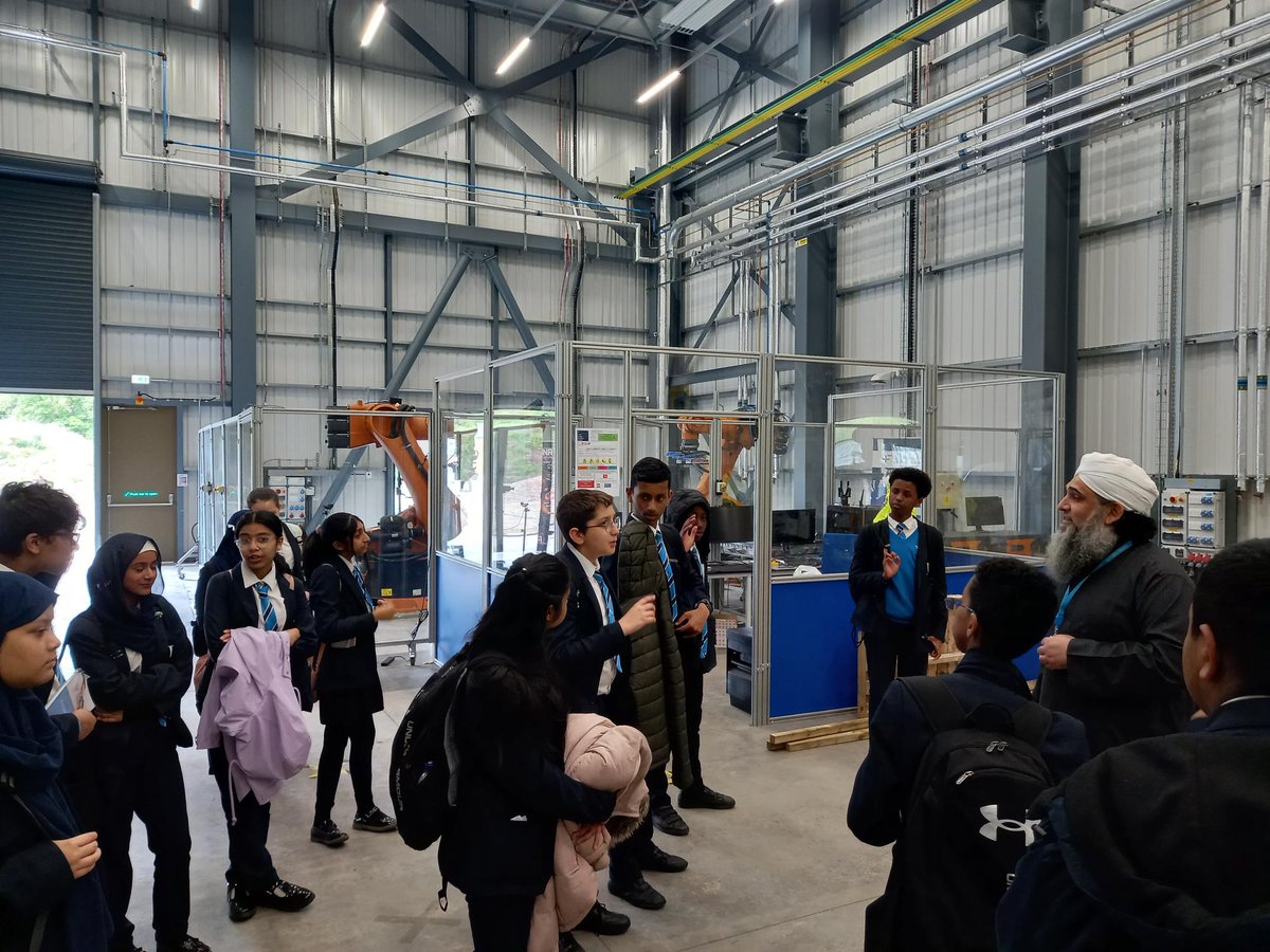 Last week we welcomed Year 7 and 8 students from @ArkVicAcademy to @TyseleyEnergy. Together we toured the site and explored the topic of #EnergyInnovation. It was also a pleasure to bump in to @ZafarMBE as we visited the @RiverColeCC regeneration site.