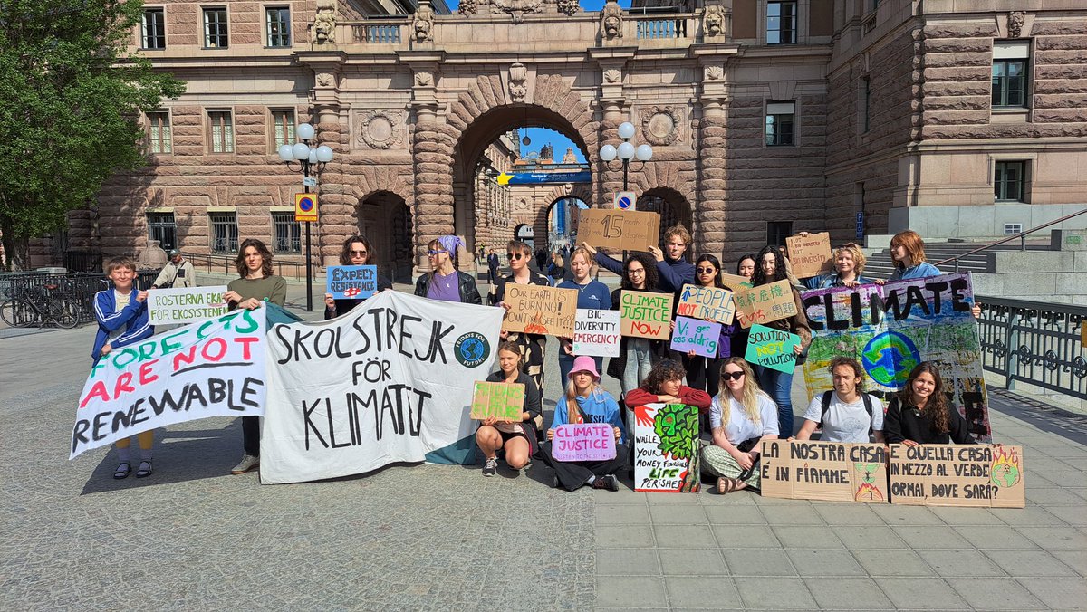 School strike week 249. Today the theme for our strike is biodiversity. It is crucial - both for the climate and biodiversity - that we #RestoreNature. This means restoring our greatest ally in tackling the climate and biodiversity crises. We now have an immense opportunity to…