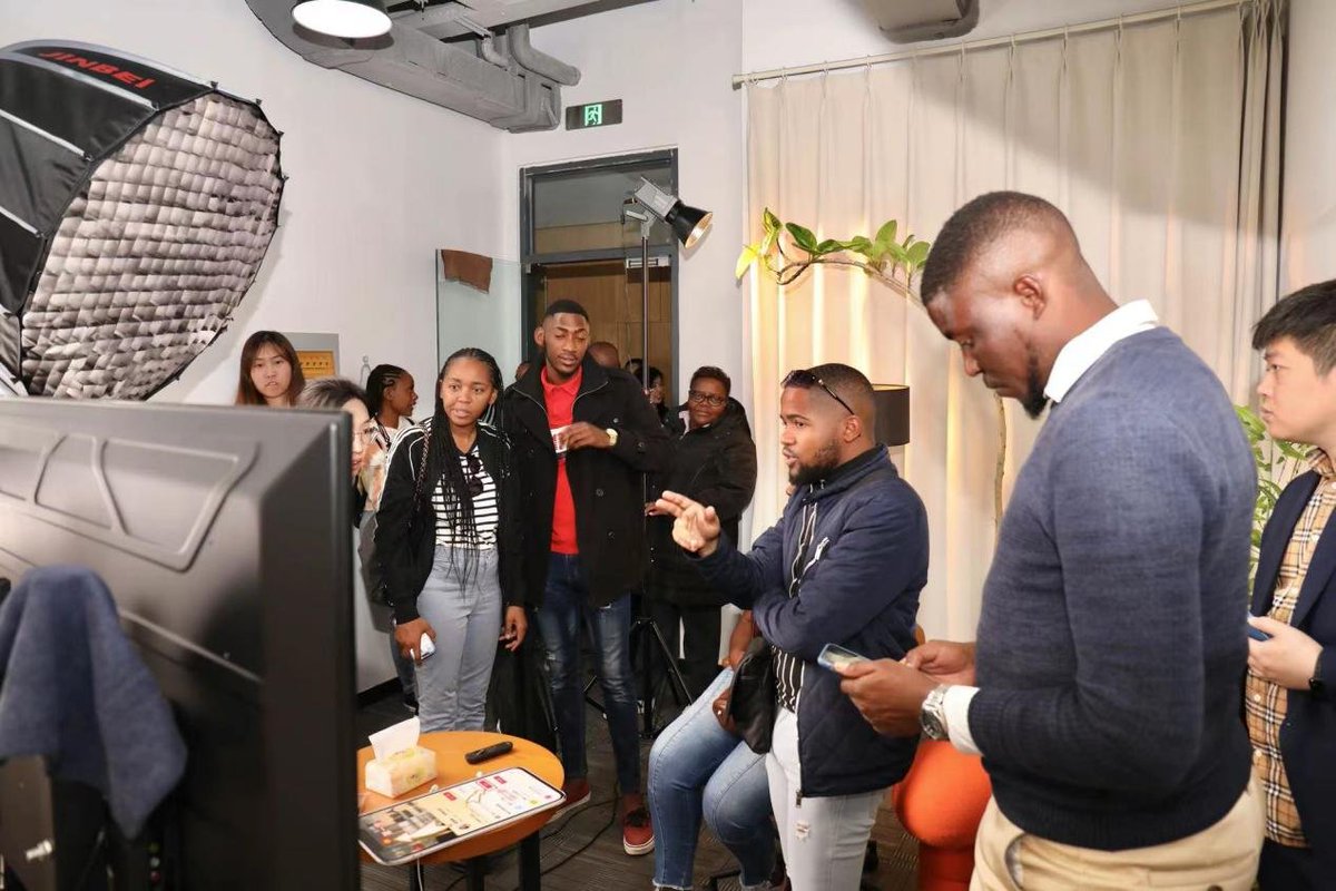 YangzhouCity's tweet photo. A delegation of Namibian🇳🇦 mainstream media outlets, including @NamibiaDaily, Namibia Press Agency, @NBCNamibia, and New Era, paid a visit to #Yangzhou on May 24 and 25. They experienced our cultural, technological and agricultural development. https://t.co/etnkAXVKfy