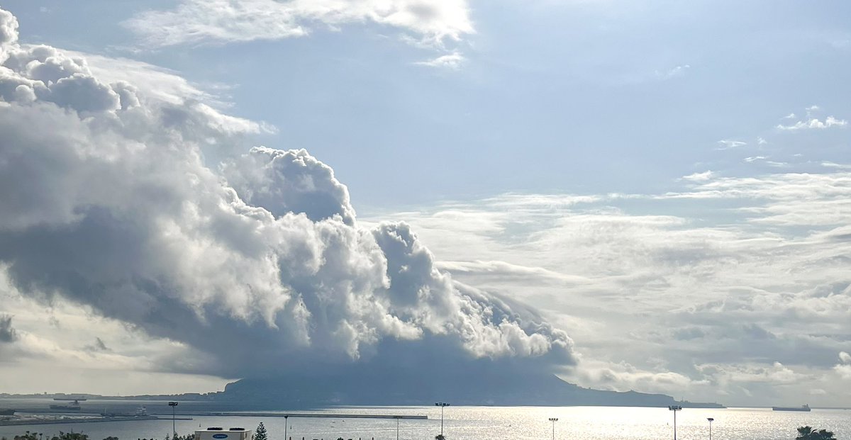 ¡Buenos días mundo! ¡Así se despierta la bahía de Algeciras! El imponente peñón emerge entre nubes en su cumbre, presagiando un viento levante.

#bahiadealgeciras #Meteorología #levante