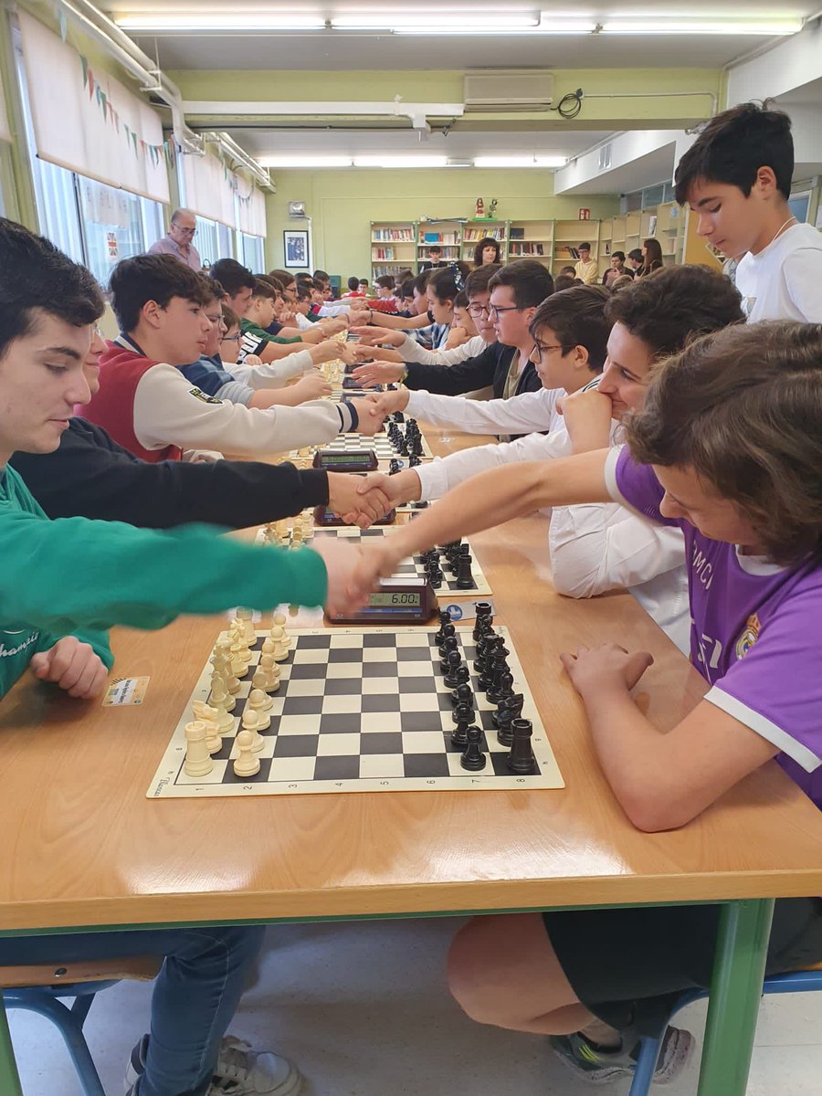 Antes de ayer el Clara se llenó de ajedrecistas de los buenos, de los que se lo pasan bien haciendo un enroque o intentando un mate pastor. El VIII Torneo de Ajedrez Intercentros se celebró en nuestrabiblioteca con la participación de 100 alumnos de

iesclaracampoamor.org/clara/2023/05/…