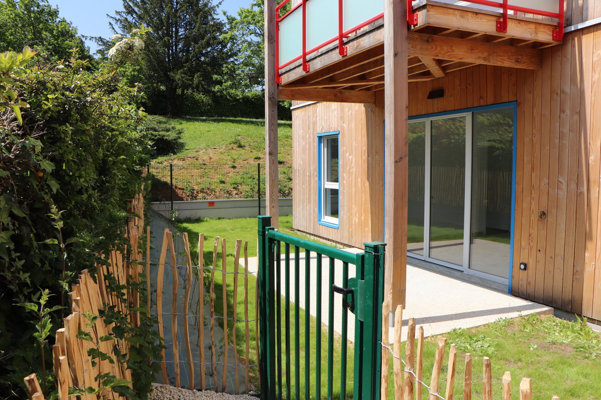 Inolya's tweet photo. Bienvenue😃| La résidence "Le Val Clair", à Bretteville-sur-Laize, accueille aujourd’hui ses nouveaux résidents. Ces 10 logements semi-collectifs labellisés BEPOS Effinergie 2017 assurent un maximum de performance et de confort à nos nouveaux clients ! https://t.co/ShVx0zmY3N