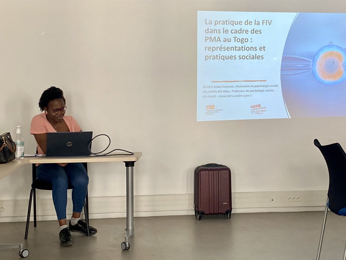SIL_psysoc's tweet photo. ✨Dernière journée du #SIL2023 ! 
➡️On commence la session de communications matinale avec Kokoe Essénam Kouevi du @LaboGRePS qui nous présente ses travaux sur la pratique de la FIV dans le cadre de la PMA au Togo ! https://t.co/XjGwabtzNu