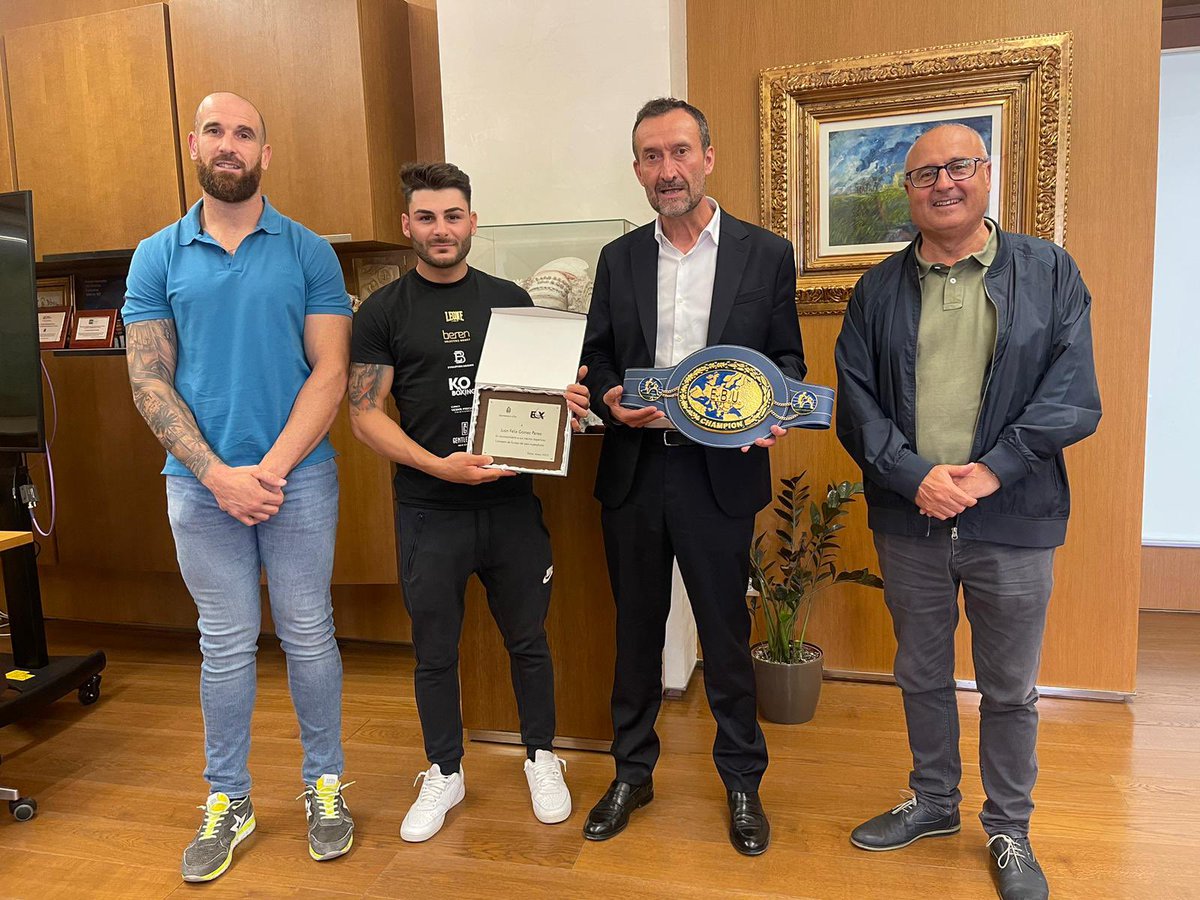 KOBoxing2016's tweet photo. Juanfe “El Mago” Gómez fue recibido por el Alcalde de Elche para recibir homenaje por su reciente Título de Campeón de Europa.

¡Vamos Juanfe, esto acaba de empezar!

#Boxeo #BoxeoProfesional #BoxeoInternacional #EBUBoxing #EvolutionBoxing #KOBoxing #PCIPromotions #AdamasSport https://t.co/gScM2UasOS