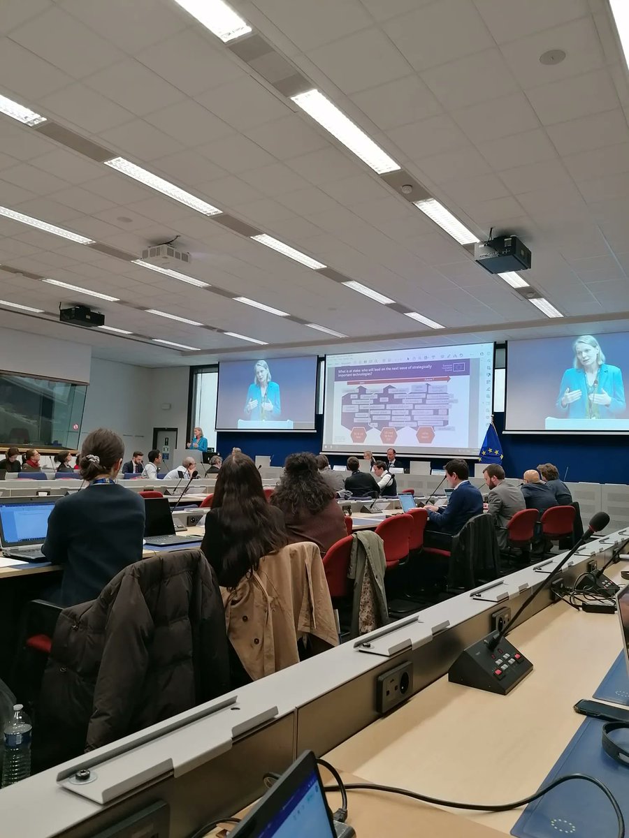 DarkWave_H2020's tweet photo. Running in place won't cut it. To reach new horizons, run twice as fast! 🐰✨
Our admin team explores Brussels, unlocking funding prospects for #science.
#REpowerUE #darkwave #H2020 #Twinning https://t.co/l4TmBX4K06