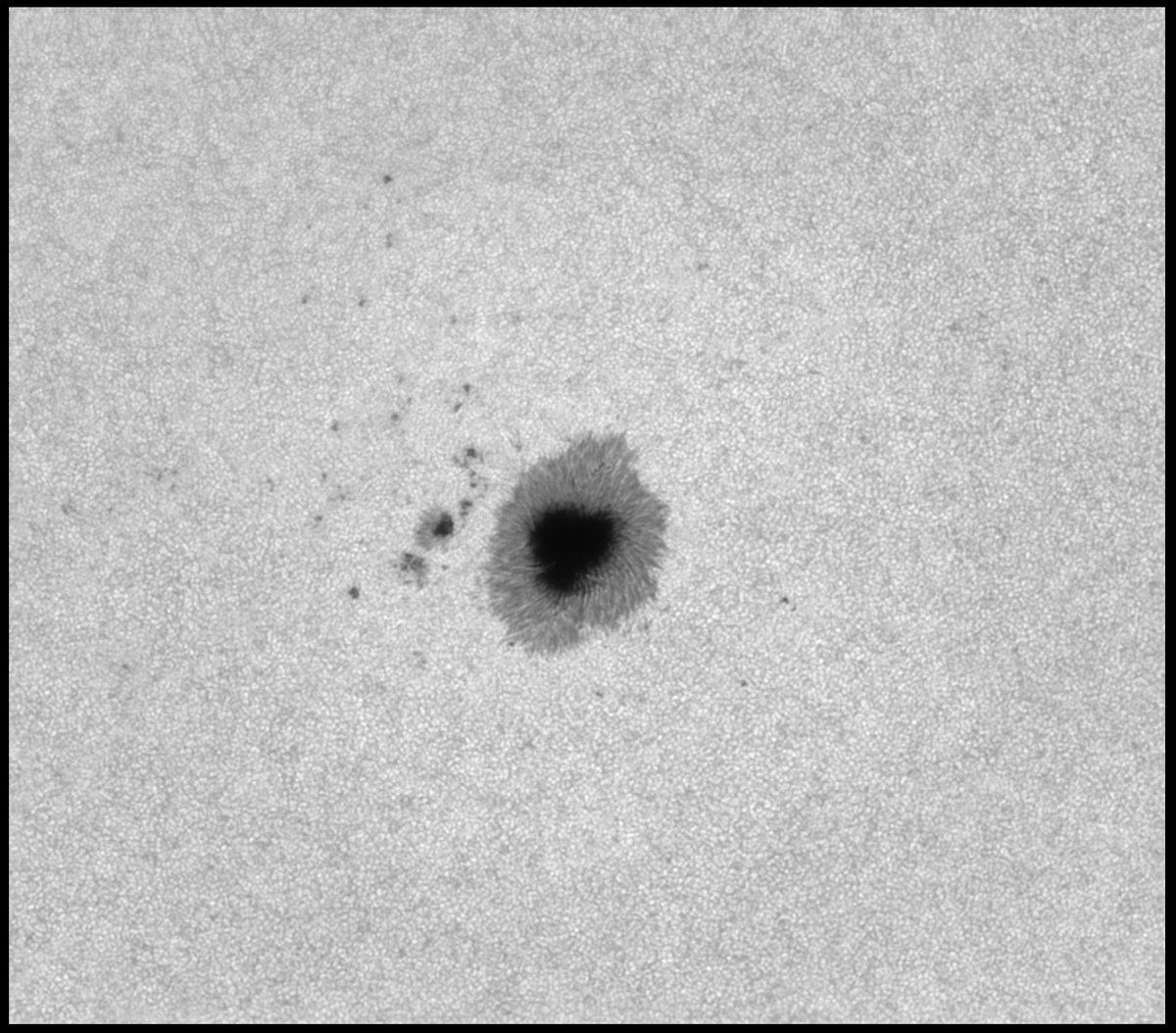 Josep_Trigo's tweet photo. EL GRUP DE TAQUES SOLARS enregistrat per Albert Sànchez des de l'Observatori de Gualba #MPC442, #Catalunya el dimecres passat, dia 24. Va fer servir un refractor ED 115 Vixen a f27+continuum filter+ ASI 183mm camera
(La protuberància és anterior: abril) https://t.co/MsMfmDrI7F