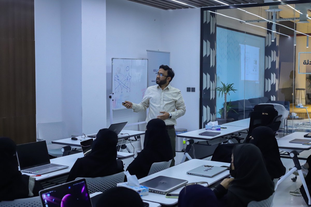 CCS_KKU's tweet photo. اليوم الاول : 
كان يتحدث عن Introduction to IoT &amp; Robotics
قدمها المهندس محمد قيوم 
وتحدث أيضاً عن Microcontroller المهندس أمير الرشيد

#جامعة_الملك_خالد
#عمادة_شؤون_الطلاب
#كلية_علوم_الحاسب
#نادي_الحاسب
#IOT_BOOTCAMP_KKU https://t.co/uZmhD4HB9H