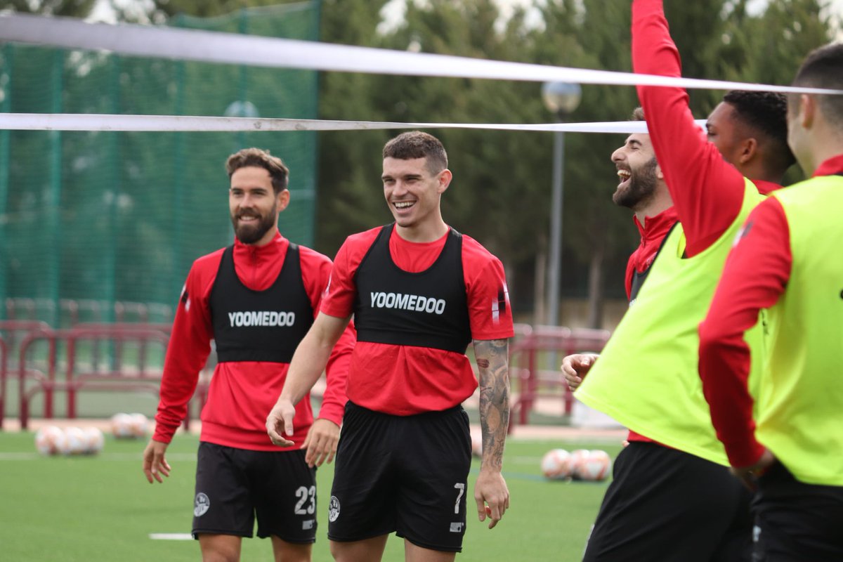 SDLogrones's tweet photo. Con optimismo, ganas y fuerza...¡vamos a por el último entrenamiento del curso! 💪

Preparando con todo el último encuentro.

¡La copa en juego!  🏆

#PonteAlMando https://t.co/qPeZq7chRk